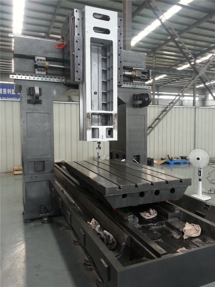 Workshop employees are intensifying production of CNC gantry milling machines