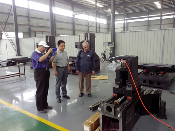 Pakistani customers come to our company to inspect vertical machining centers