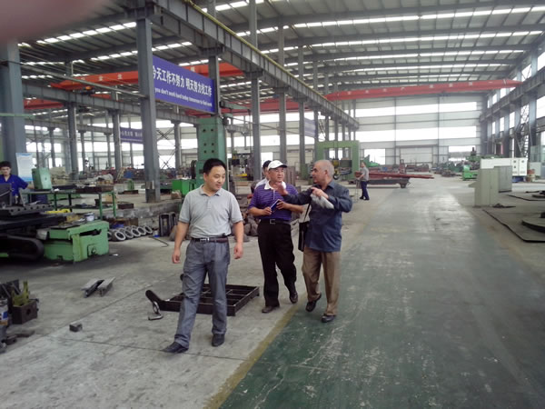Pakistani customers come to our company to inspect vertical machining centers